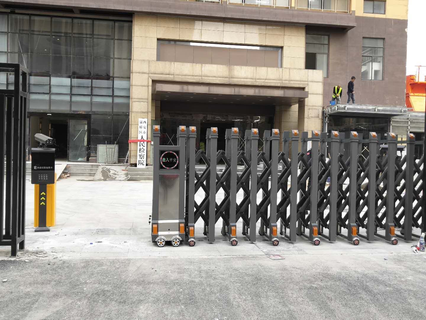 我公司与灞桥区人民检查院合作的电动伸缩门项目