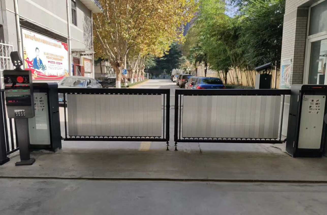 西安公园南路小区广告道闸，车牌识别安装调试完毕