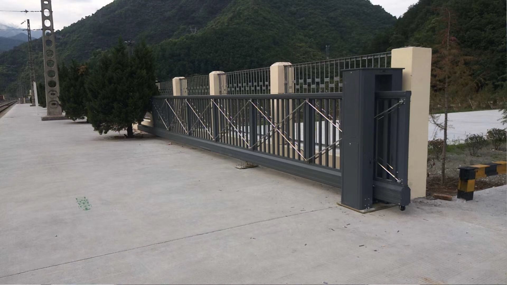 西安恒鸿谱实业有限公司为商洛柞水营盘火车站制作悬浮门