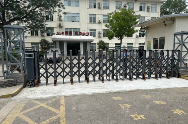 中国铁路办公区电动伸缩门竣工