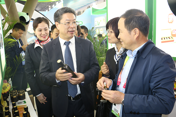 国家林业和草原局副局长彭有冬在农高会杨凌澳门美高梅的老网站公司展位视察调研