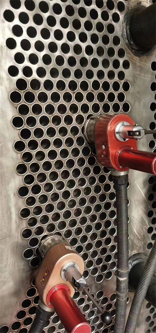 200MW机组凝汽器更换不锈钢管，管口自动氩弧焊焊接现场