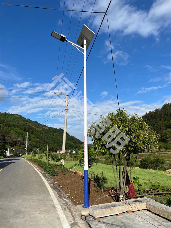 6米太陽能路燈安康旬陽施工案例
