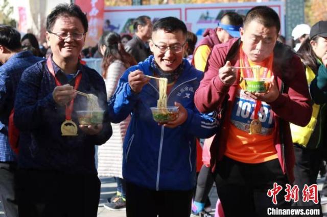 2019甘肃区域马拉松收官：牛肉面相伴青藏驿站“红马”