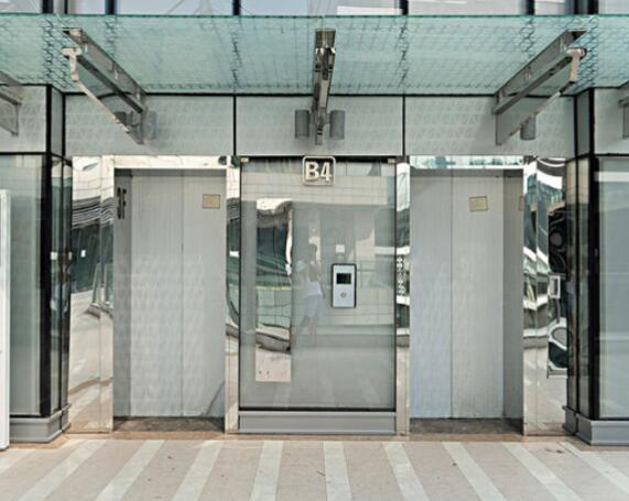 当你乘坐的四川乘客电梯出现故障时应如何自保？