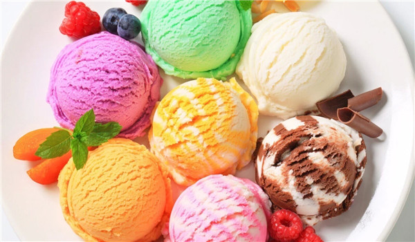 陕西超市冷柜告诉你五颜六色的冰激凌 能放心给孩子吃吗