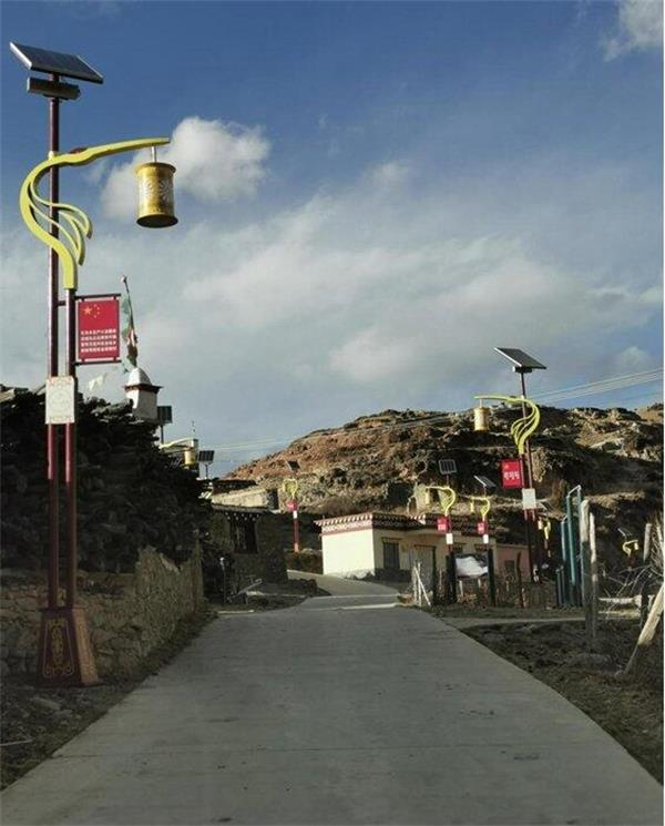 四川理塘：8285盞太陽能路燈電亮藏寨圖