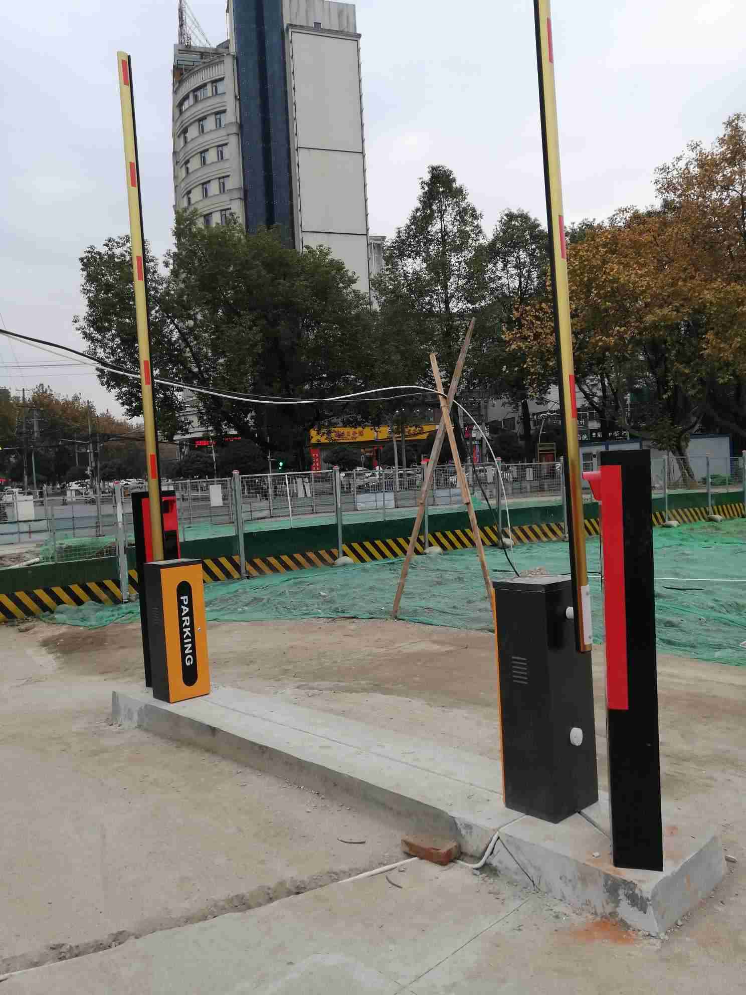 汉中某大型停车场车牌识别＋变频道闸＋云管理系统