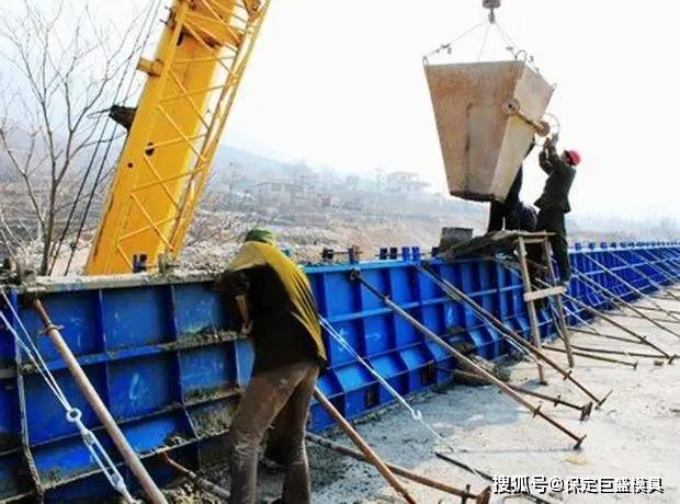 混凝土过渡段防撞翼墙钢模板 弧形防撞翼墙模具 模板性能好
