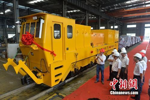 國內大噸位新能源機車在中鐵科工下線