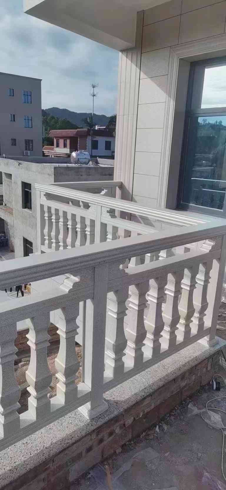 旭亿建材为某业主安装铝艺阳台栏杆