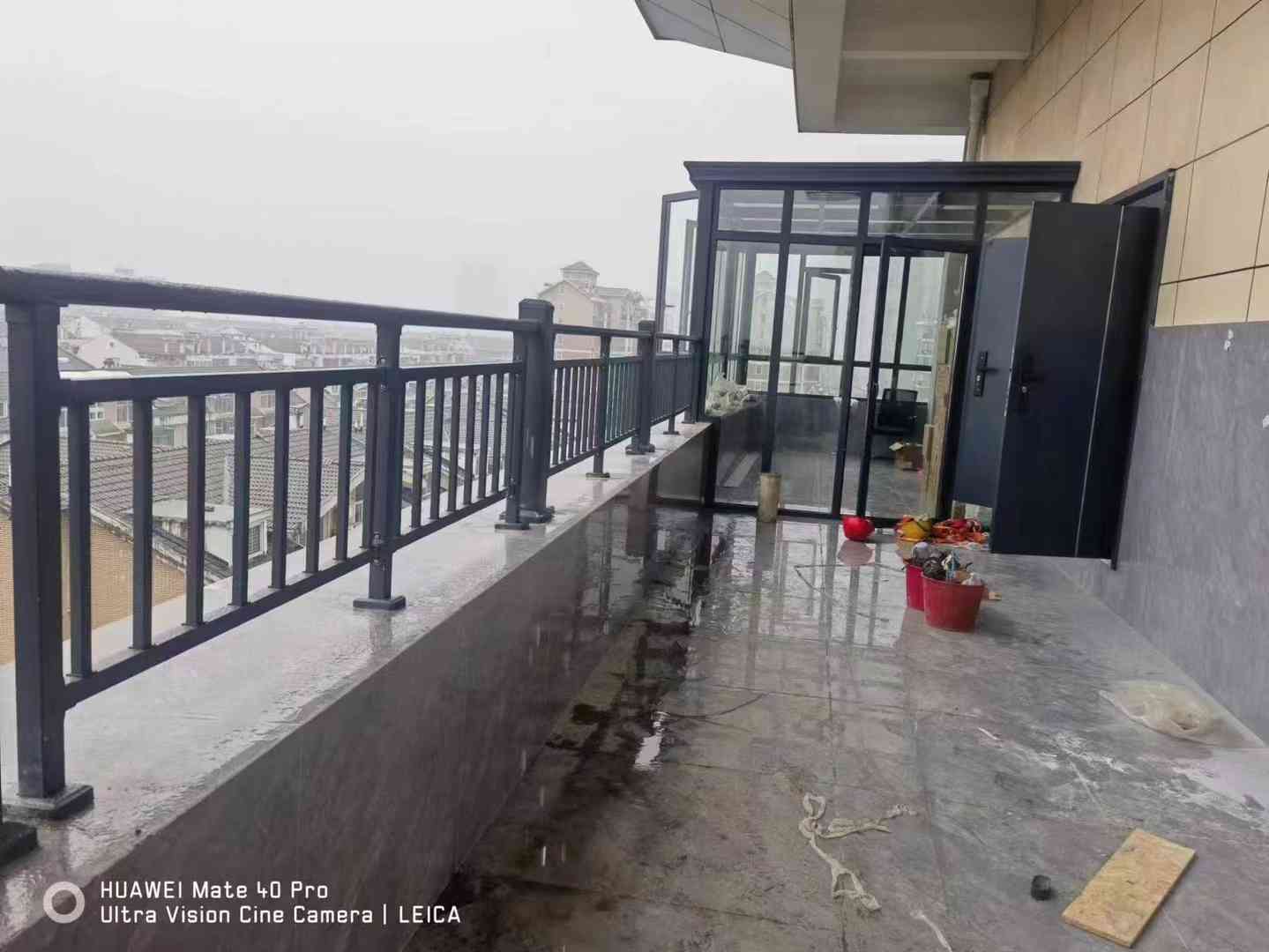 凰轩门窗为江陵某业主安装铝艺阳台护栏杆