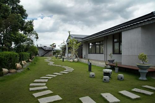 庭院不铺地砖和水泥，现在流行彩色混凝土，排水快又上档次