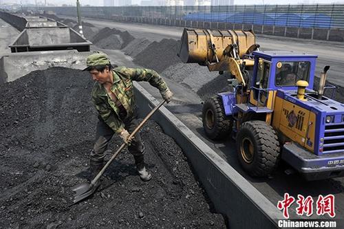 资料图:煤炭工人将煤炭装车。 <a target='_blank' href='http://www.chinanews.com/'>中新社</a>记者 韦亮 摄 资料图:煤炭工人将煤炭装车。 <a target='_blank' href='http://www.chinanews.com/'>中新社</a>记者 韦亮 摄
