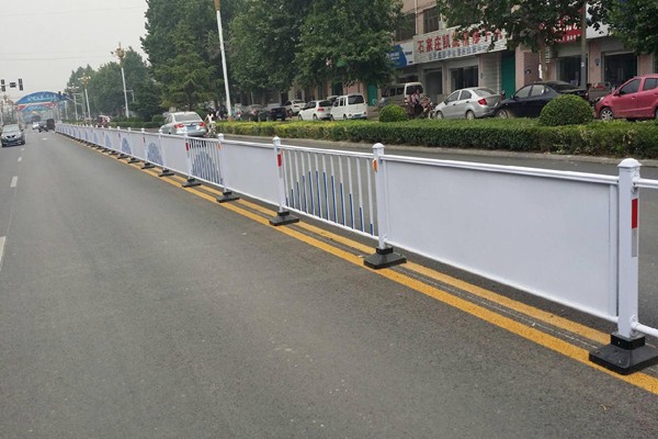 三种不同材质的四川市政围栏优点与缺点