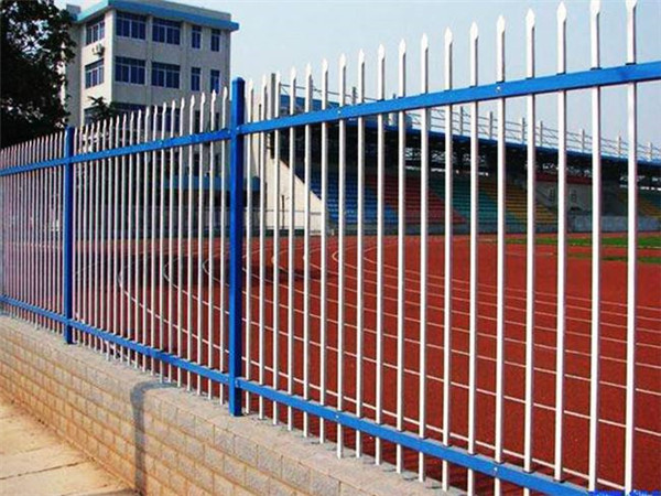 河南锌钢护栏定制公司告诉大家锌钢交通护栏不易生锈的原因是什么