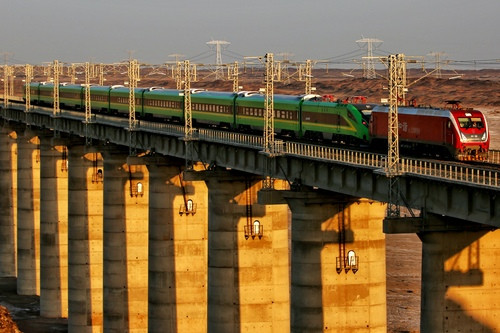 首趟“绿巨人”列车发车 新疆铁路进入“复兴号”时代