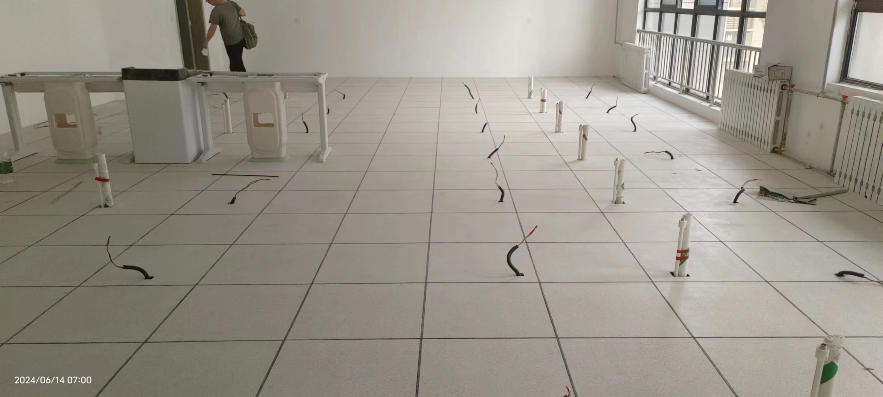不同地域土壤湿度如何影响防静电地板的静电耗散效率？