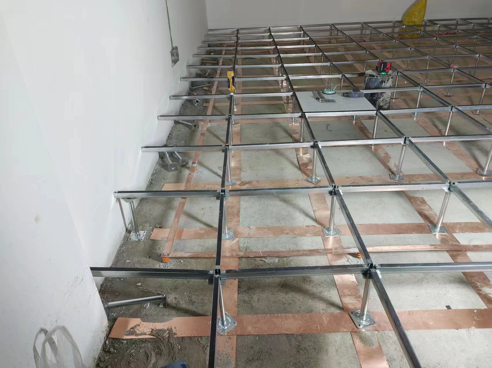 当防静电地板与不同材质的墙面、天花板搭配使用时，如何确保整个空间的静电防护体系协调一致？