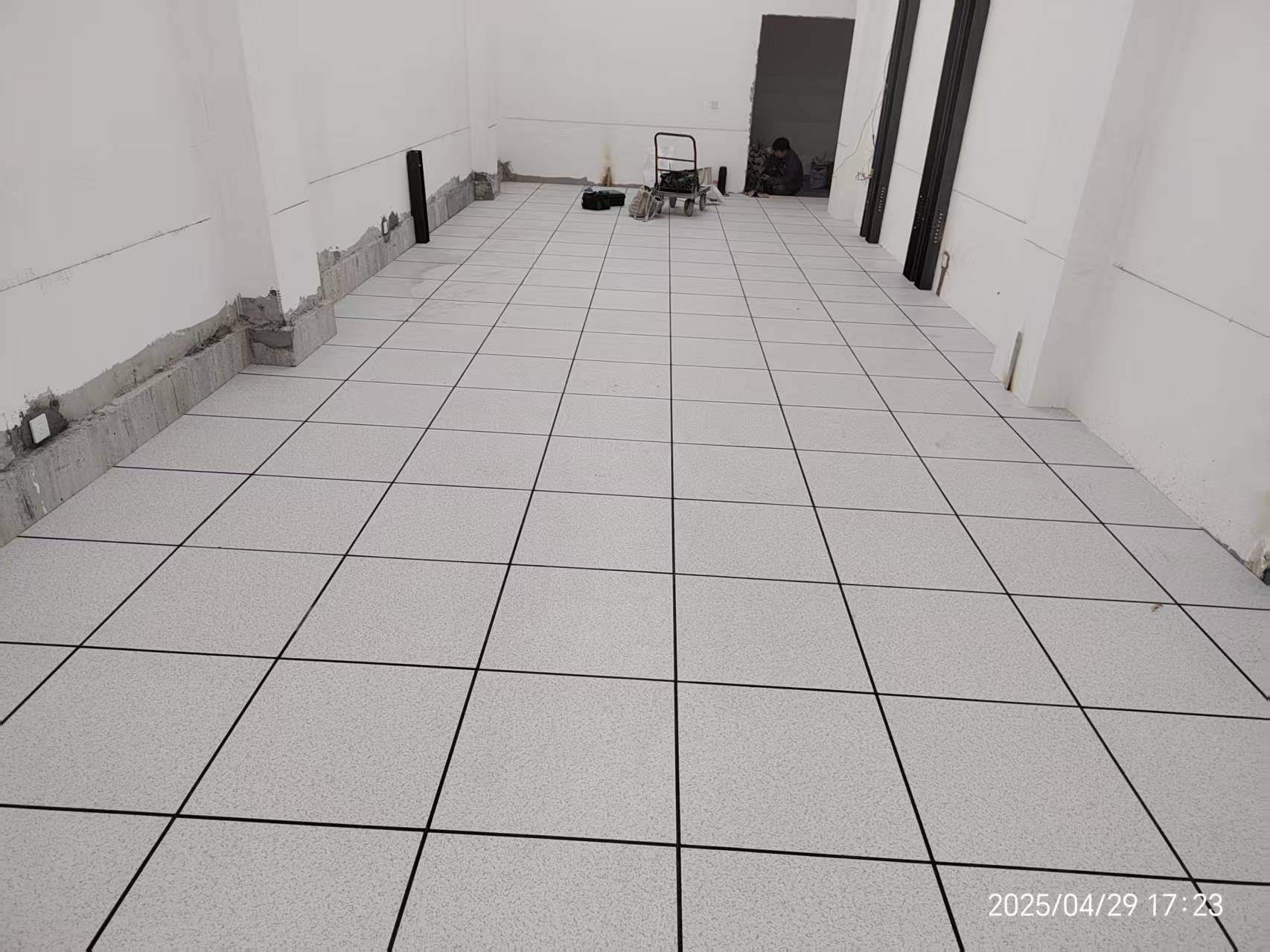 防静电地板的「防静电寿命」为何差异巨大？哪些材料可能越用越不防静电？