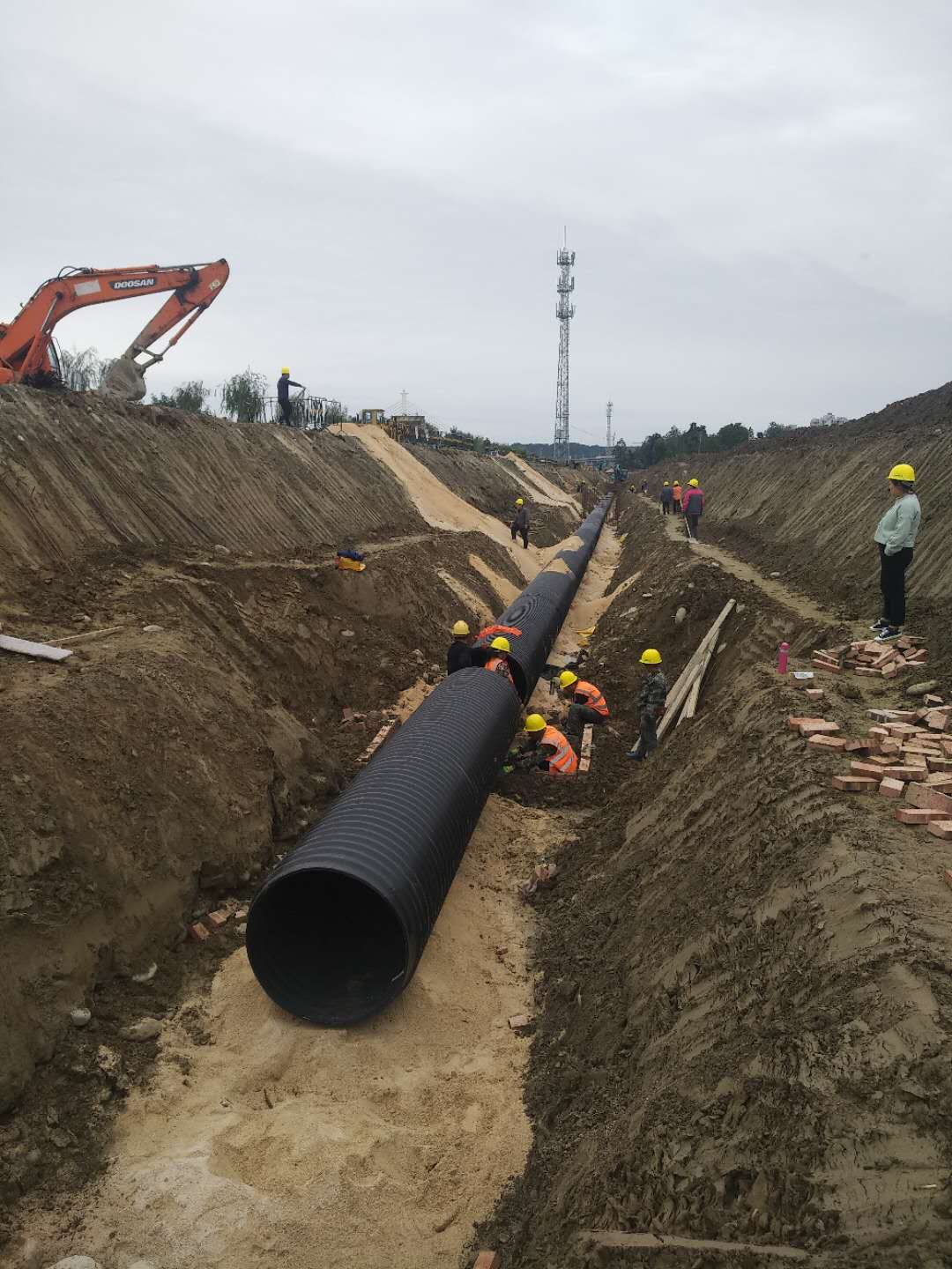 中铁七局集团 绵阳石马特色小镇道路 中空壁塑钢缠绕管 施工现场