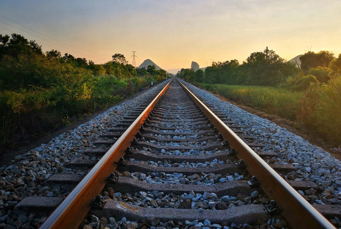 为什么火车的轨道不用不锈钢，而是生锈的铁？