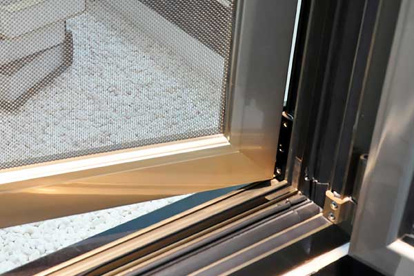 金刚网防护纱窗有哪些特点，它又有哪些作用？