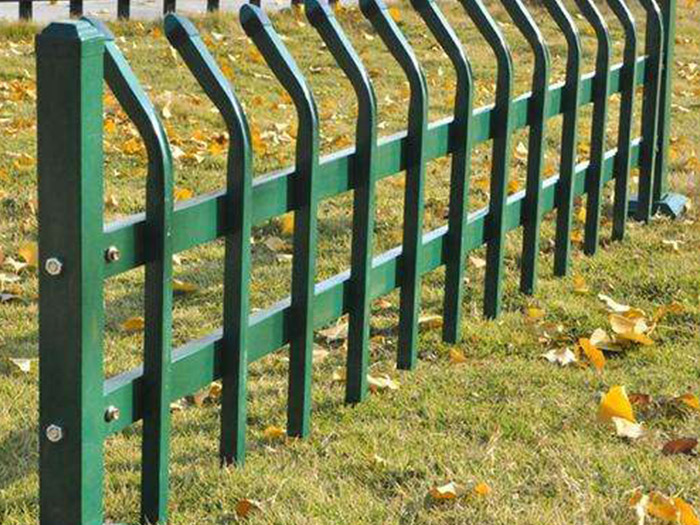 PCV草坪護欄與普通草坪護欄的區別對比，你知道嗎？
