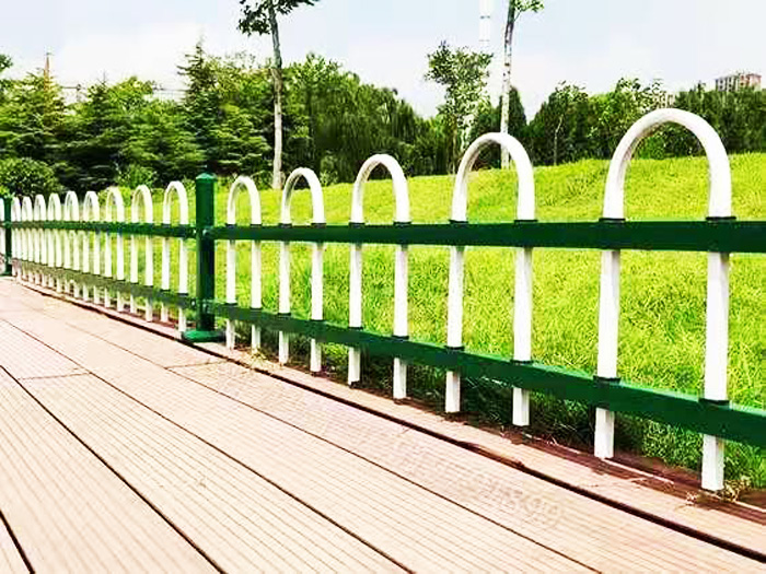 日常生活当中你知道草坪护栏为什么那么受欢迎吗？兰州护栏厂家带您了解！