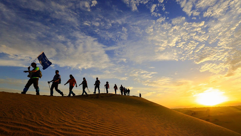 走进大漠高峰体验特训营，探索沙漠掘金！