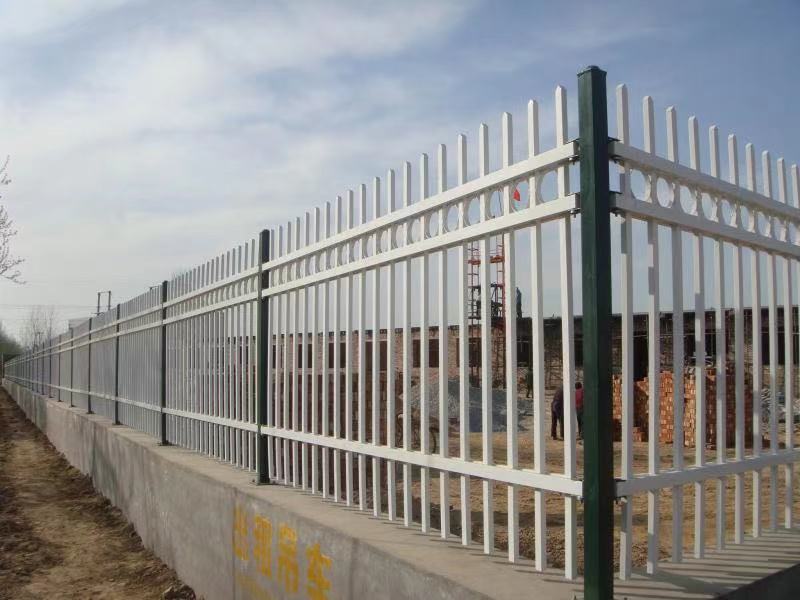 铁艺栏杆和成都锌钢围栏各自的优缺点有哪些
