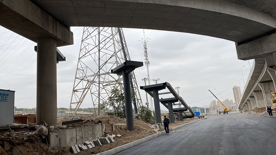 兰州雁白黄河大桥项目人行梯道施工中