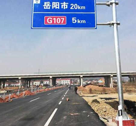 道路标志牌是显示交通法规及道路信息的图形符号