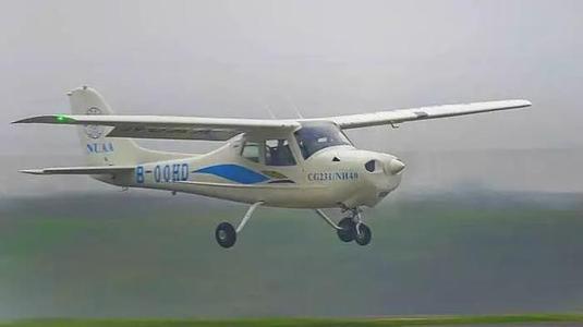 國內**全玻纖複材四座固定翼飛機CG231成功首飛