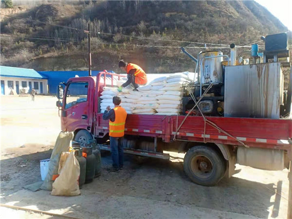 富县万凯实业的公司人员正在运输原材料！