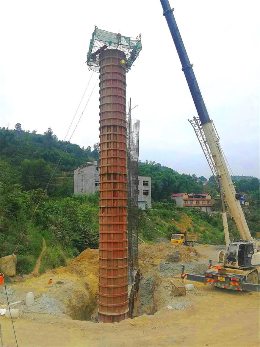 峨汉高速施工现场17米高圆柱模
