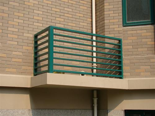 针对成都阳台钢护栏褪色掉漆怎么处理？