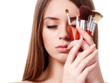 成为化妆师，要学化妆需要考取化妆师资格证么？