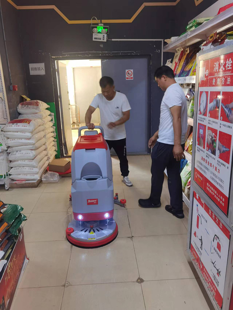 芒果超市使用手推式洗地机