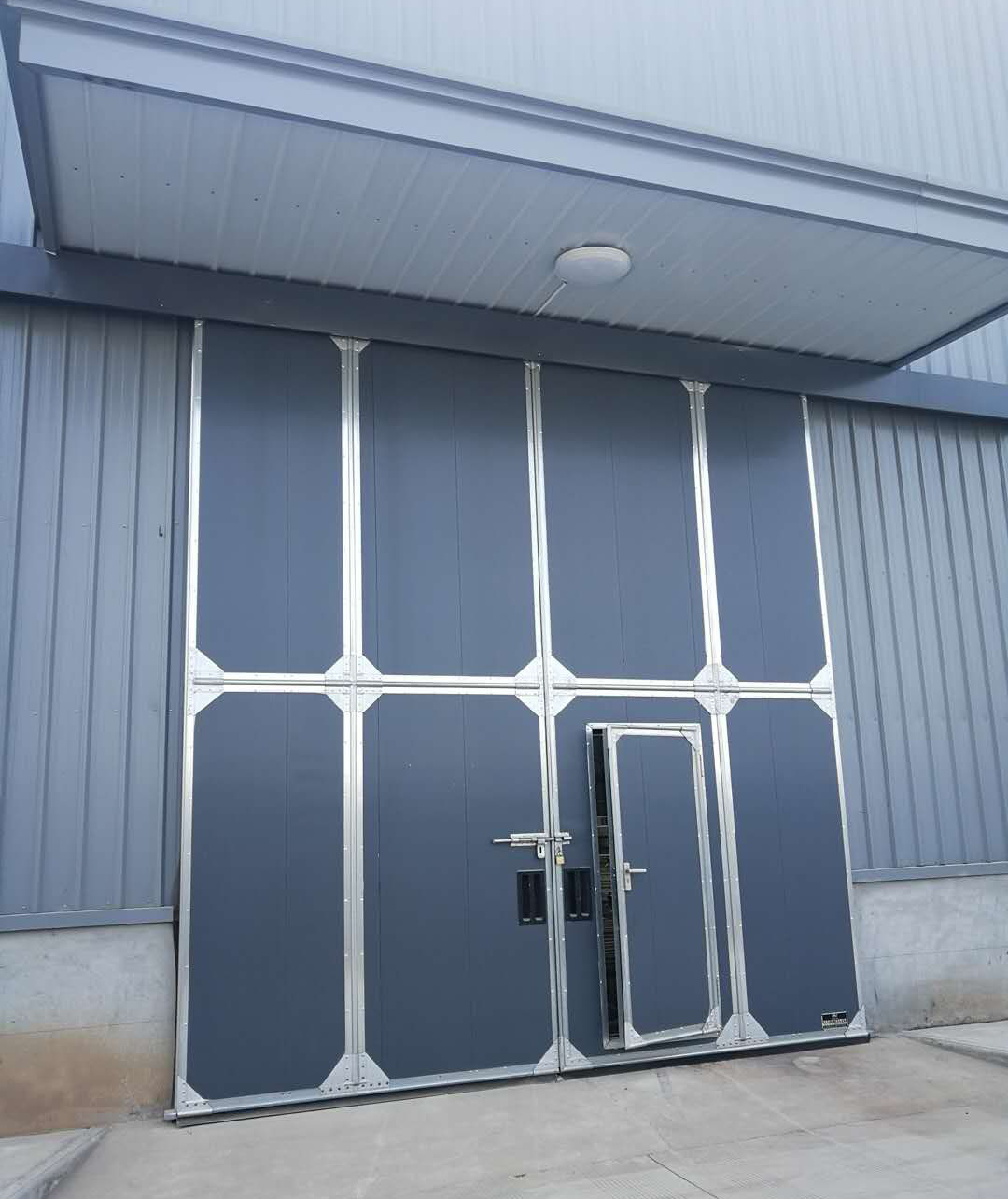 厂房安装工业门，该怎么选呢？