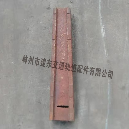 尖轨间隔铁