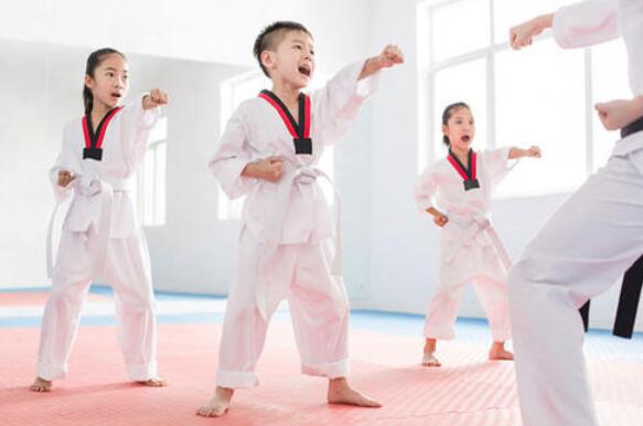 兰州飞雪跆拳道浅析如何给孩子进行跆拳道培训