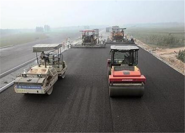 河南混凝土外加剂厂家在大广高速南乐段施工案例