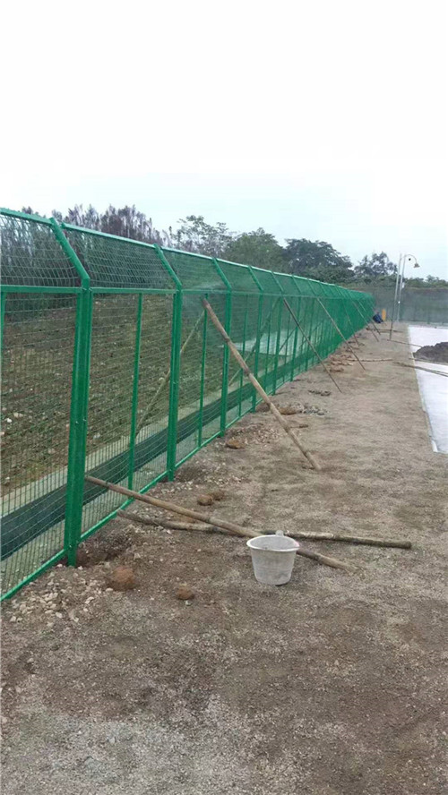 如何选择合适的公路围栏网