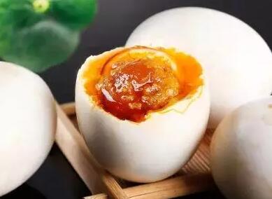 咸鸭蛋是否会让您觉得味道总差那么一点呢？看看以下的腌制方法吧！