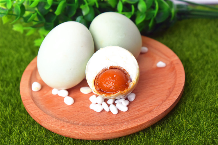 荆楚明珠咸鸭蛋生产厂家指导您挑选好质量的咸鸭蛋！