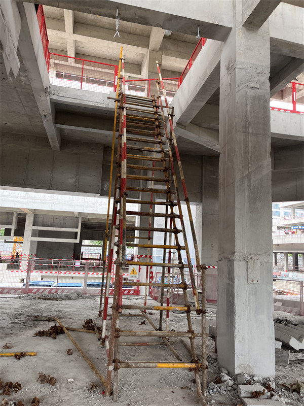 中粮陆港国际丝路中心(东区)搭设临时楼梯及切割位 项目