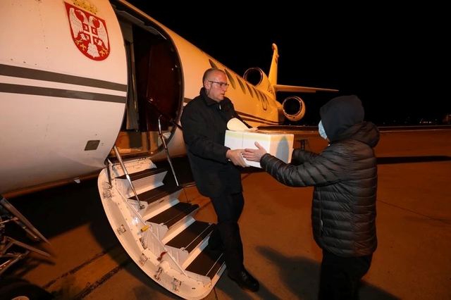 首批来自中国的援助物资运抵塞尔维亚