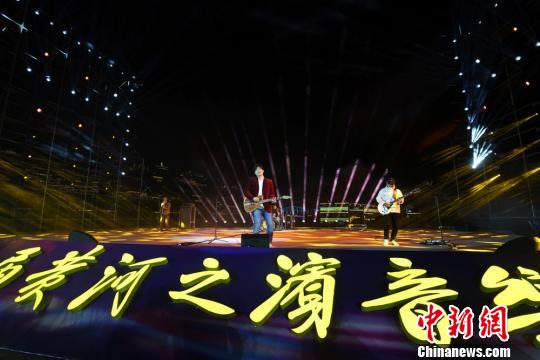 兰州百年铁桥边举办“黄河之滨”音乐节 500架无人机拼图祝福