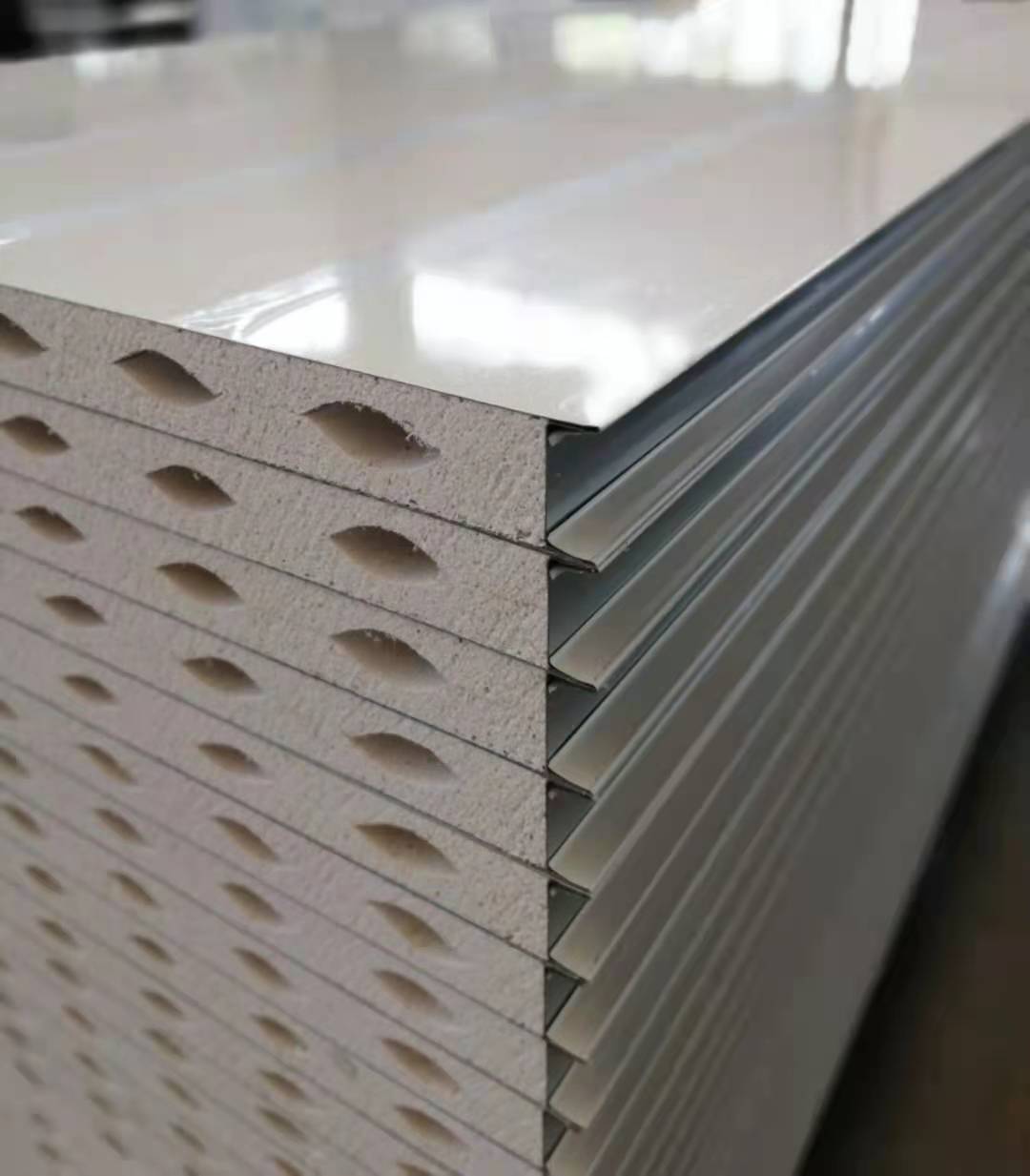 盛宏净化彩钢板厂家浅谈机制中空玻镁板的用途及生产